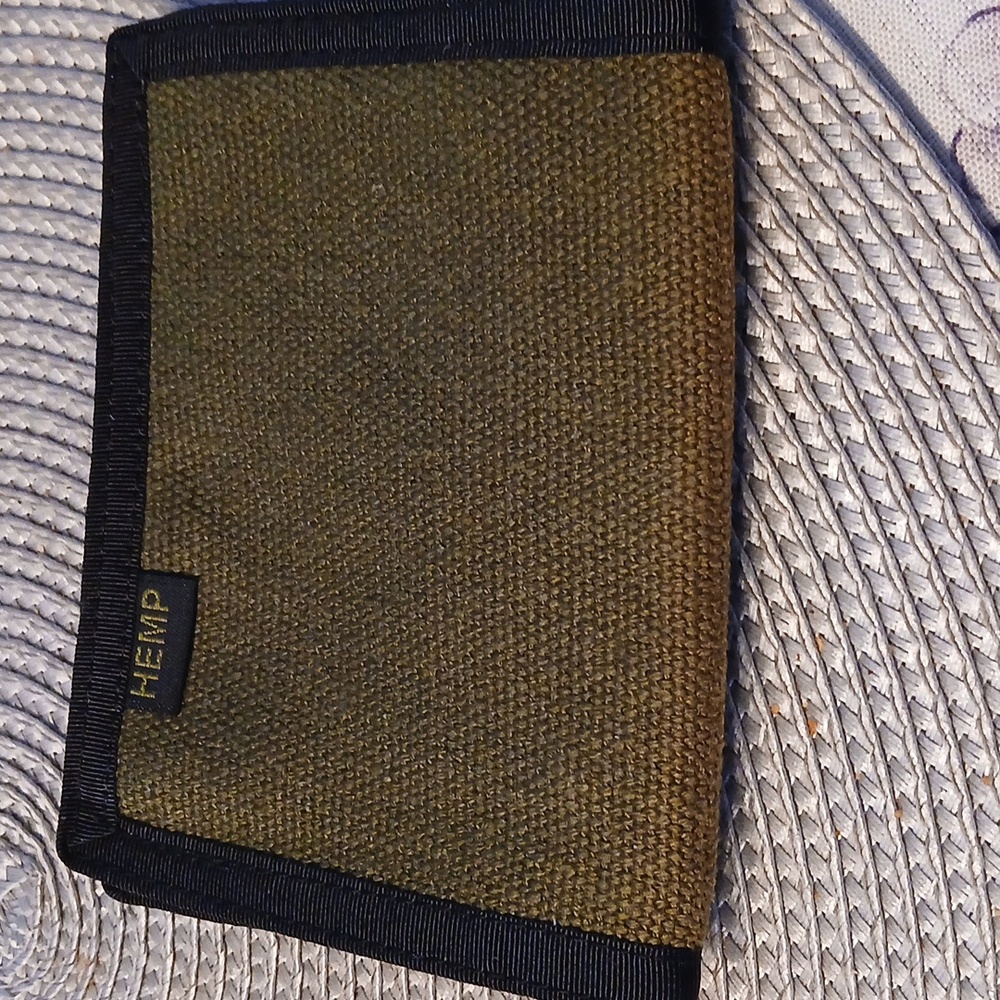 NWT MEN'S BI FOLD WALLET